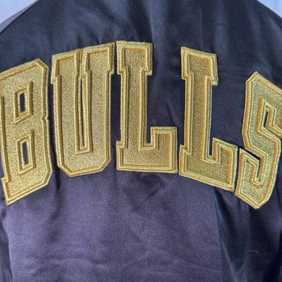 NBA UNK Chicago Bulls Black With Gold Satin Bomber Jacket Size Womens Small - Picture 3 of 6